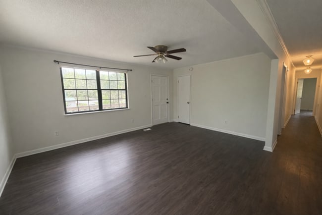 Building Photo - Lenoir City 37771 - 3 bedroom, 2 bath home - Contact Tara Hayes (865) 242-8010