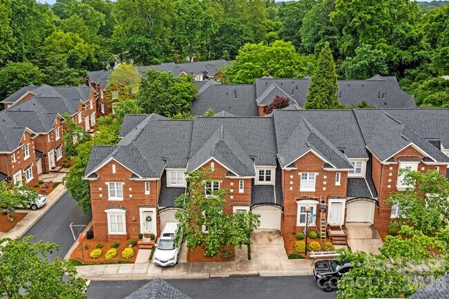 Building Photo - 1192 Hampton Gardens Ln