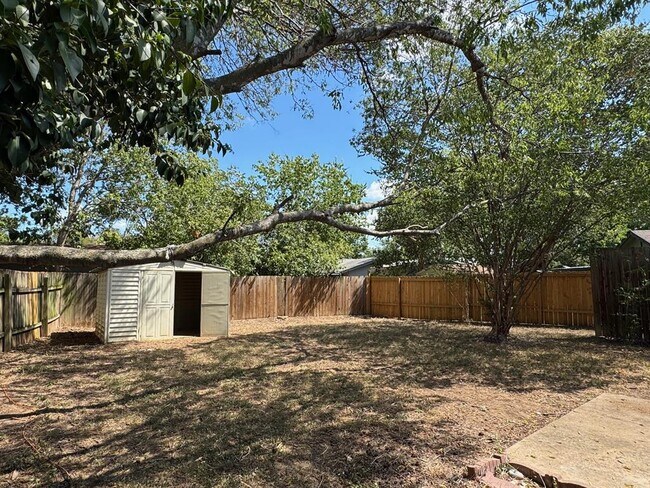 Building Photo - 5112 Meadow Creek Dr