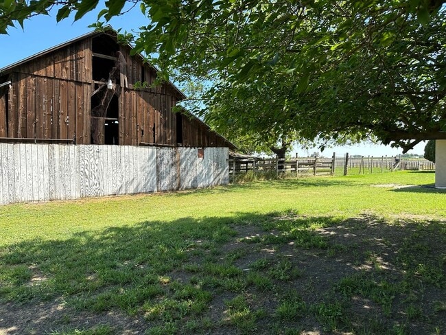 Building Photo - For Rent: Charming 2 Bedroom, 1 Bath Home ...