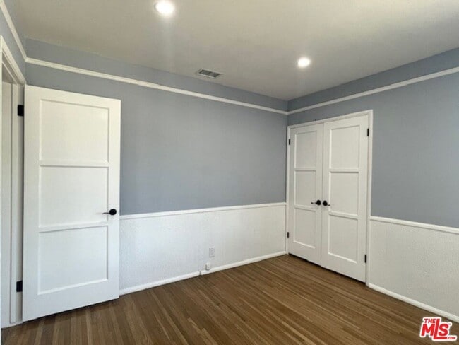 Building Photo - 7330 W 89th St