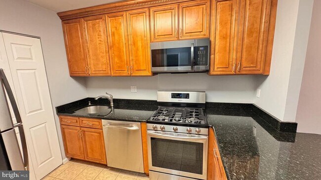 Building Photo - 5817 Cove Landing Rd