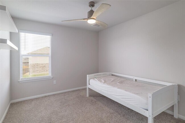 Building Photo - 445 Shiner Ln