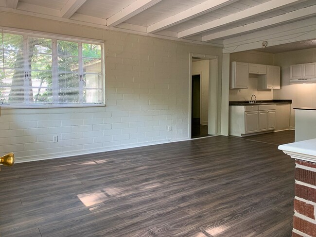 Building Photo - 4/2 House - Walking Distance to UF Law Sch...