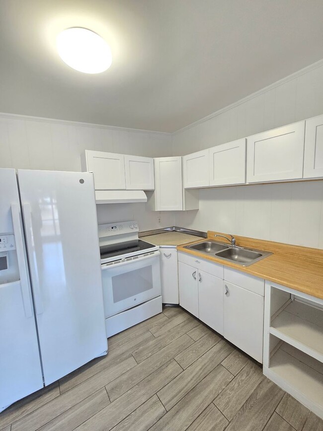 Building Photo - SUNSET PARK - **MOVE IN SPECIAL: $500 OFF ...