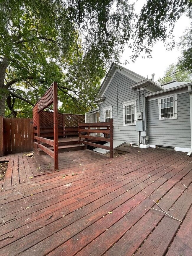 Building Photo - 3 Bedroom rancher in desirable West Side C...