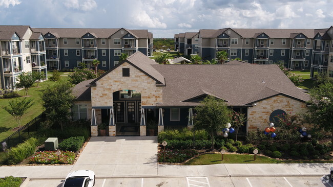 Building Photo - Oak Forest