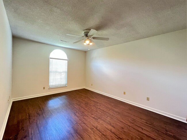 Building Photo - BEAUTIFUL 2 BEDROOM CONDO AVAILABLE IN FAR...