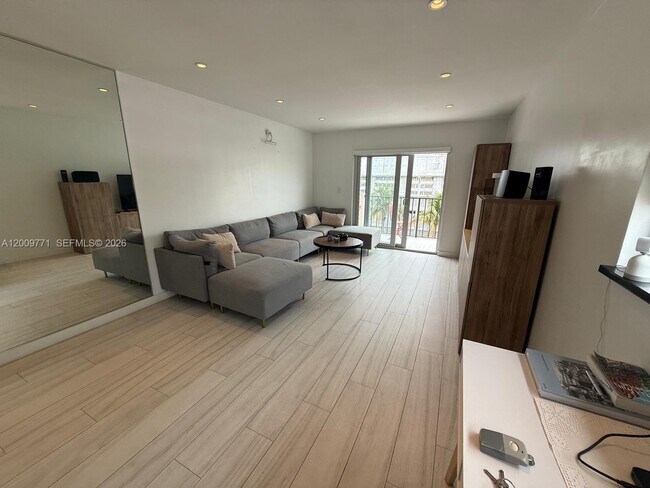 Building Photo - 1150 Collins Ave