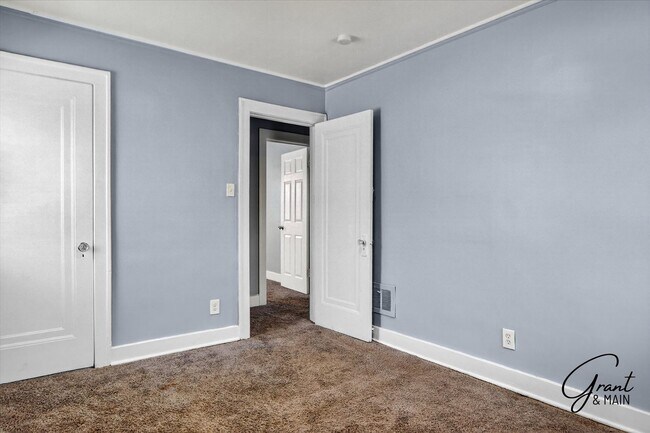 Building Photo - 13932 Roselawn St