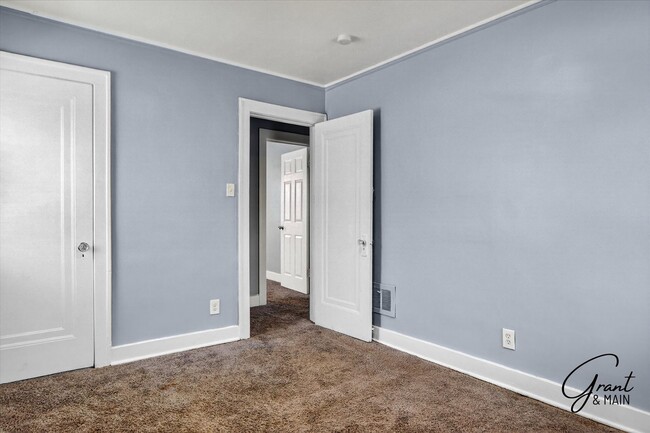 Building Photo - $1,420 - West Side 3 bedroom
