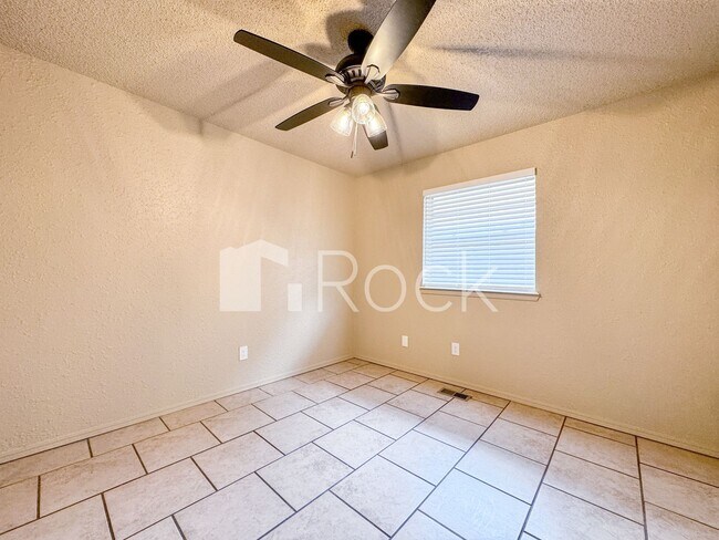 Building Photo - 7024 Woodlake Dr