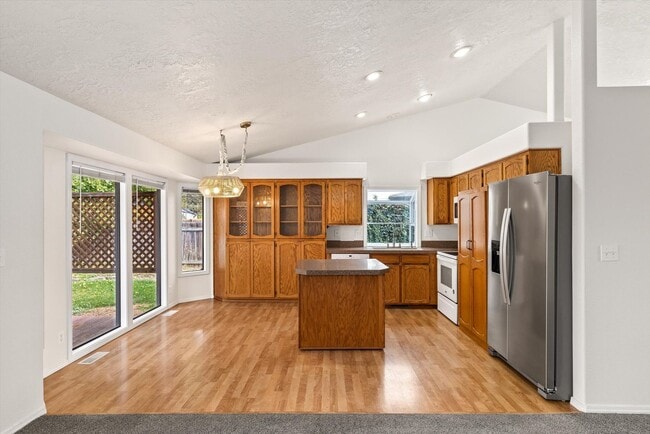 Building Photo - Charming 3-Bed, 3-Bath Home in Quiet Boise...