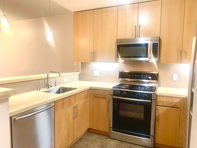 Building Photo - Spacious Centrally Located 1 bed + Den/ 1....