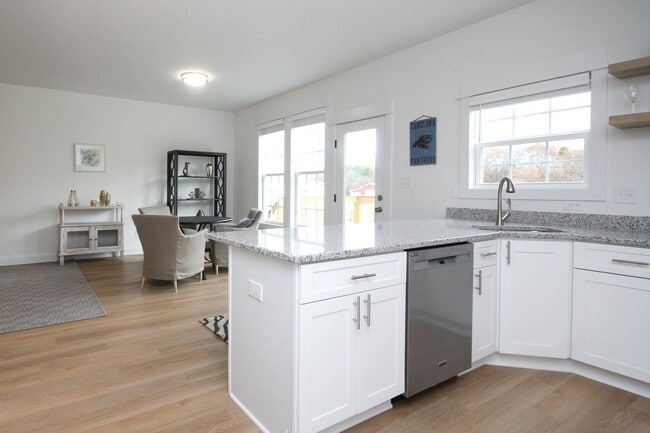 Building Photo - MOVE IN READY - LUXURY TOWNHOUSE!