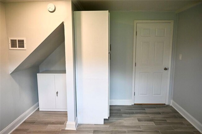 Building Photo - 994 Overbrook Cir