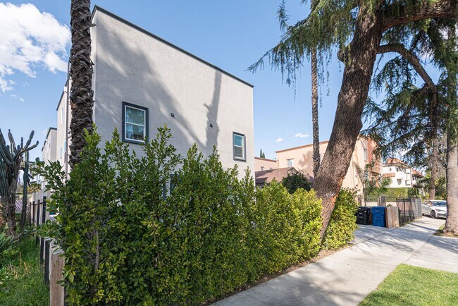 Building Photo - 16753-16755 1/2 Sherman Way