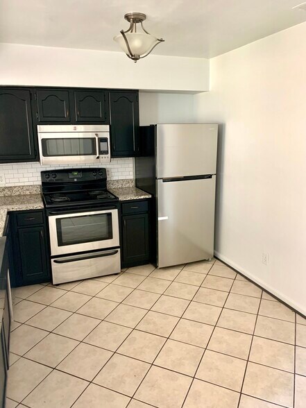 Building Photo - 4102 Greenwood Dr
