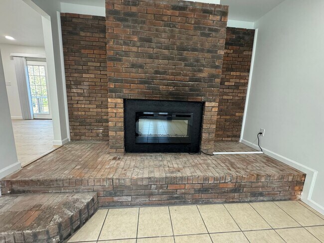 Building Photo - 3 Bedroom, 1 bath house with a bonus room