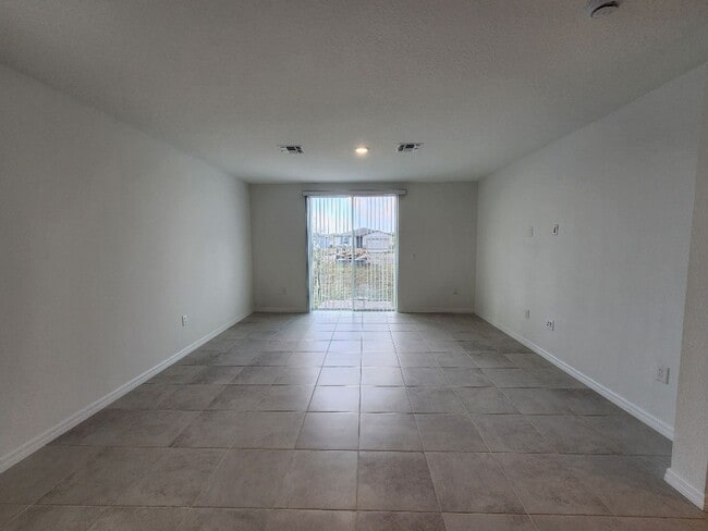 Building Photo - LIKE NEW!!! 4-Bedroom, 2-Bathroom in Villamar/Winter Haven