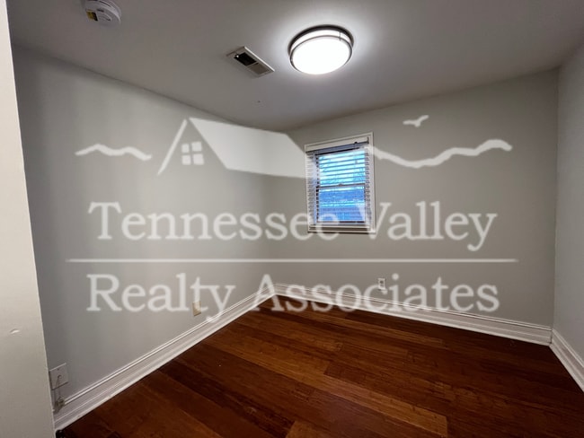 Building Photo - COMING SOON! 1 br/1 bath close to downtown...