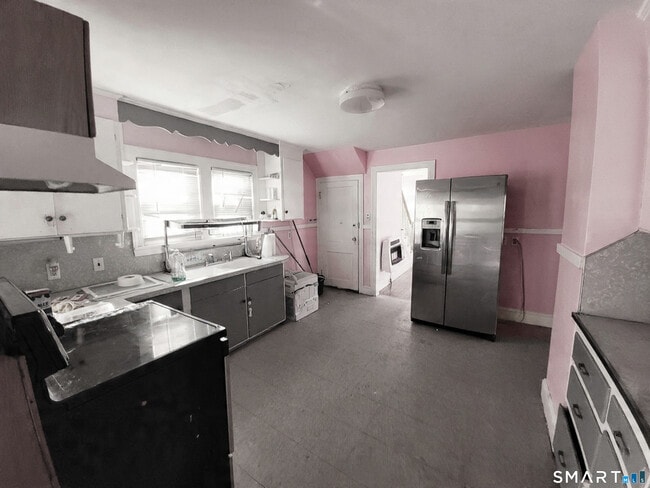 Building Photo - 96 Tudor St