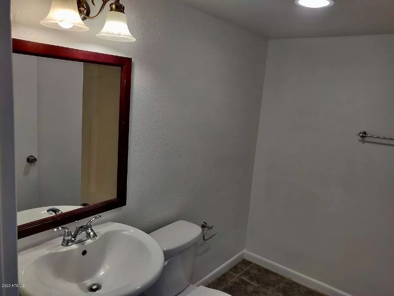 Building Photo - 1005 E 8th St