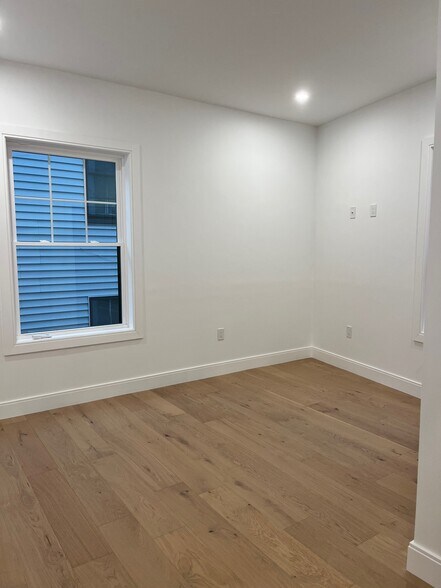 Building Photo - 10 Rockland St