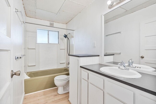 Building Photo - Charming 1-bdrm/1-bath in 1900s Victorian triplex—Prime location, shared laundry & yard