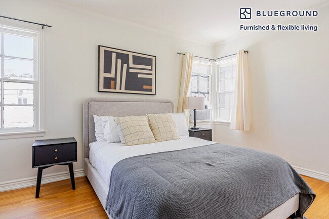 Building Photo - 136 S Roxbury Dr