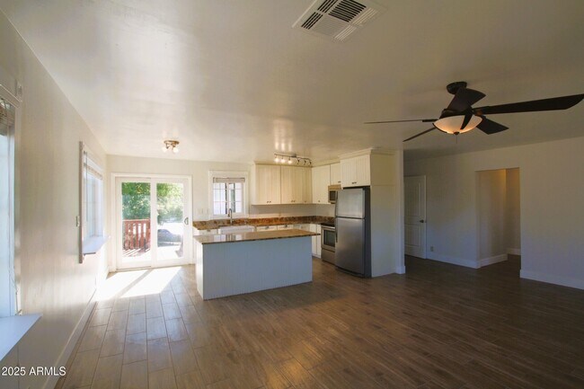 Building Photo - 1333 E Flower St