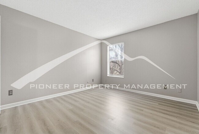 Building Photo - Great Condo with Central AC and Community Pool