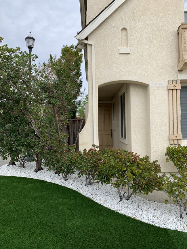 Building Photo - 2201 S Donovan Way