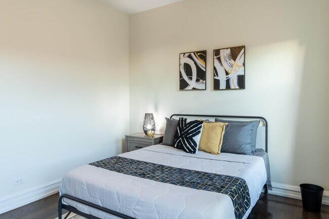 Building Photo - 5536 S King Dr