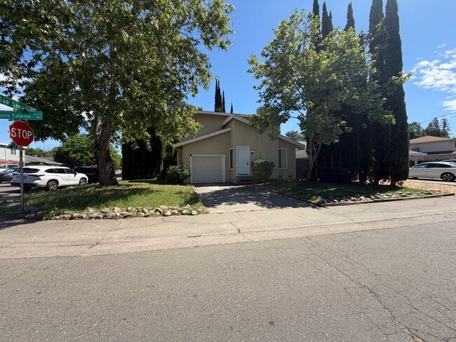 Building Photo - 2 bedroom | 1.5 bathroom | Citrus Heights Town Home
