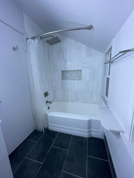 Building Photo - 206 Eastwood Ave