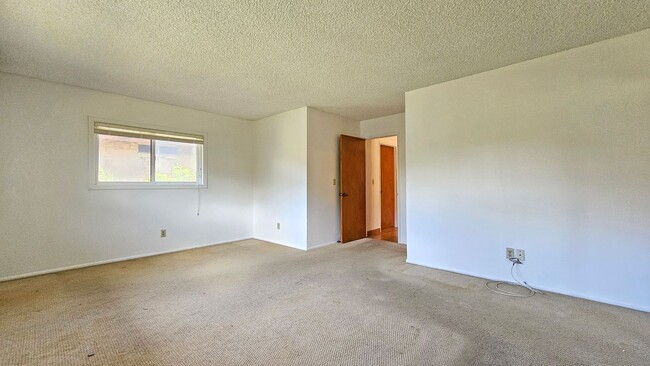 Building Photo - Salt Lake community, single-level 3 bedroo...