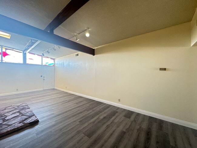 Building Photo - Washington & Jones