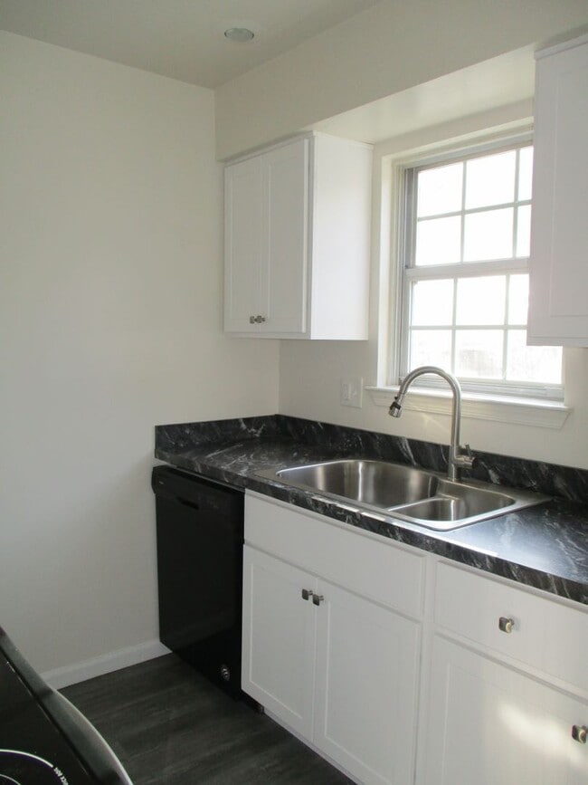 Building Photo - 3BR Townhome in Northampton School District