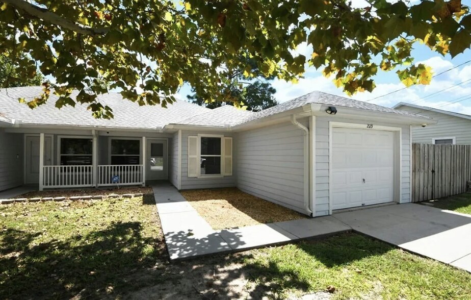 Building Photo - 2131 N Pine Cone Ave