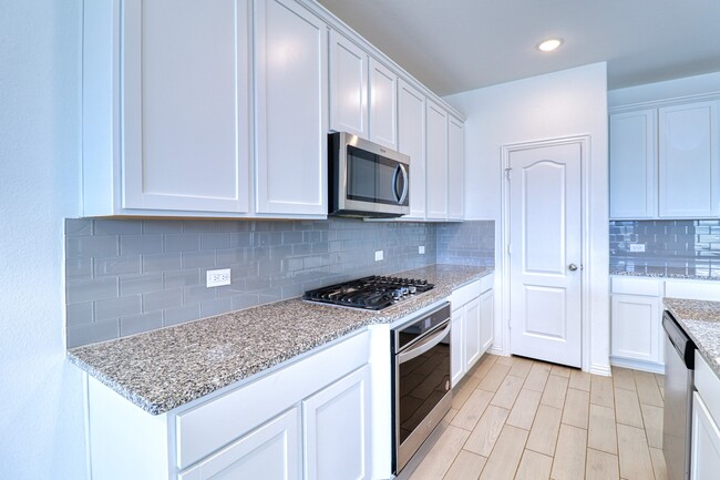 Building Photo - 8106 Royal Palm Ct