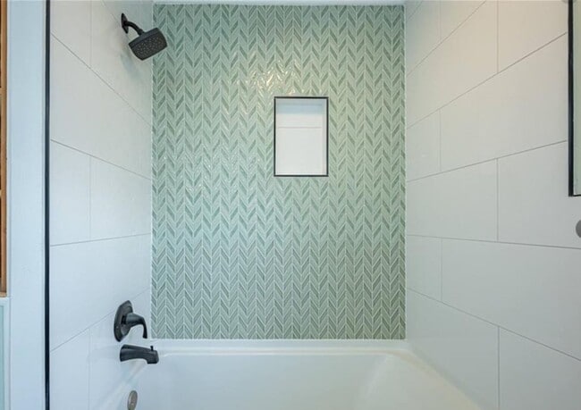 Building Photo - Beautifully remodeled 3-bedroom, 2-bath ho...