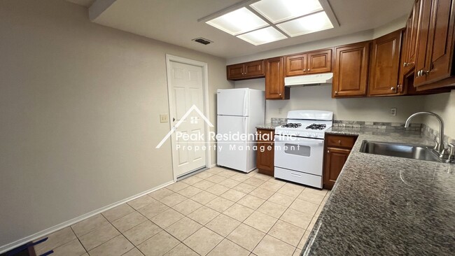 Building Photo - Spacious 2bd/2ba Duplex with 2 Car Garage