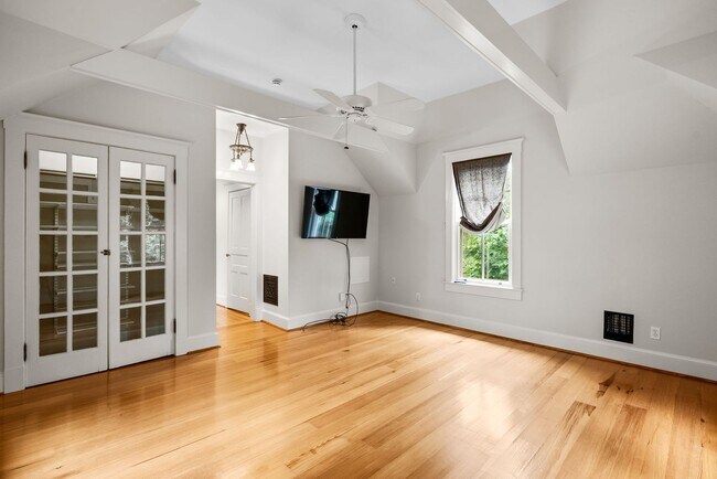 Building Photo - 4 Bed 3.5 bath - Kensington Victorian - Mo...