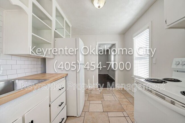 Building Photo - 4913 N Willow Ave