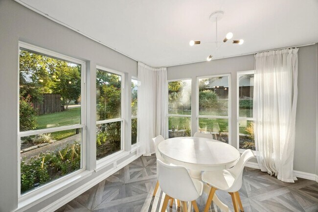 Building Photo - 7018 Blackwood Dr