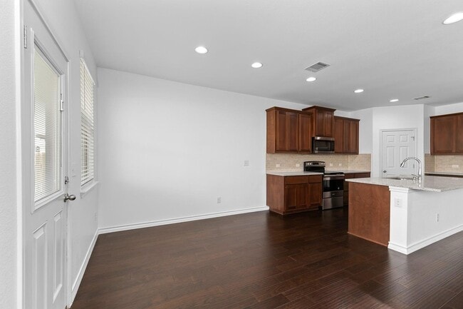 Building Photo - 208 Magna Ln