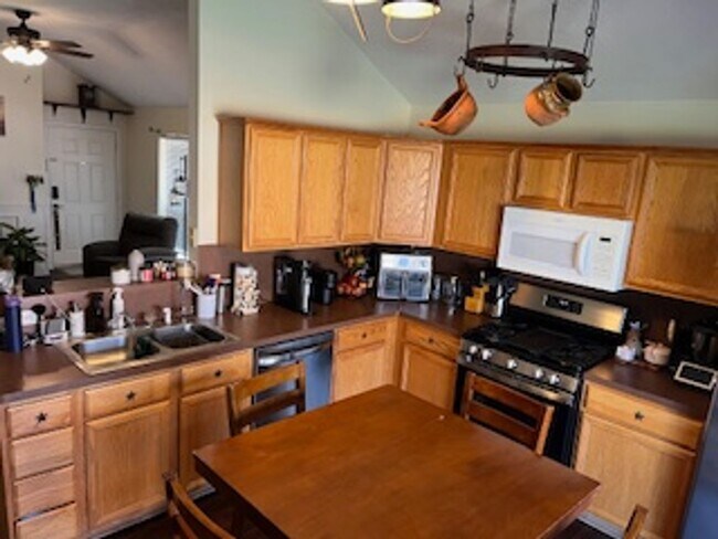 Building Photo - College Station - 3 bedroom / 2 bath / Gar...