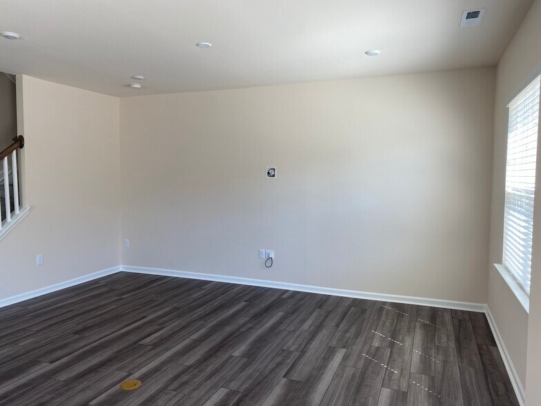 Building Photo - 2413 Hedge Maple Dr