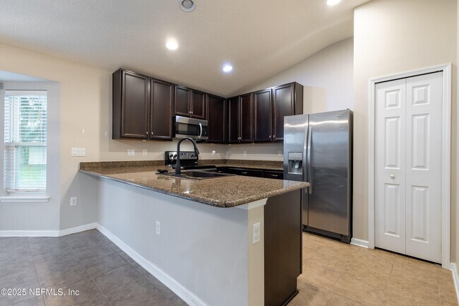 Building Photo - 12106 Alexandra Dr
